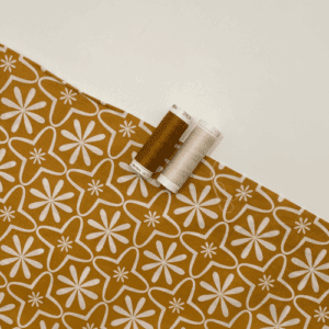 Tissu coton imprimé fleurs géométriques vintage sur fond moutard 
