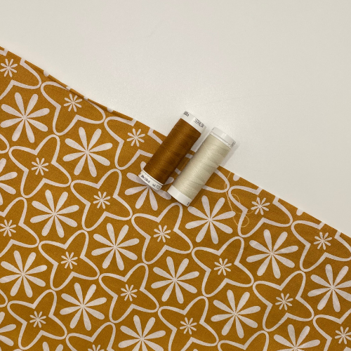 Tissu coton imprimé fleurs géométriques vintage sur fond moutard